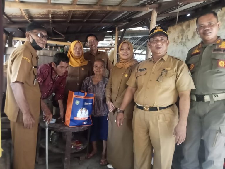 Kades Arahan Lor, Camat Setempat & Dinsos Indramayu Beri Bantuan Kepada Bian Pangestu